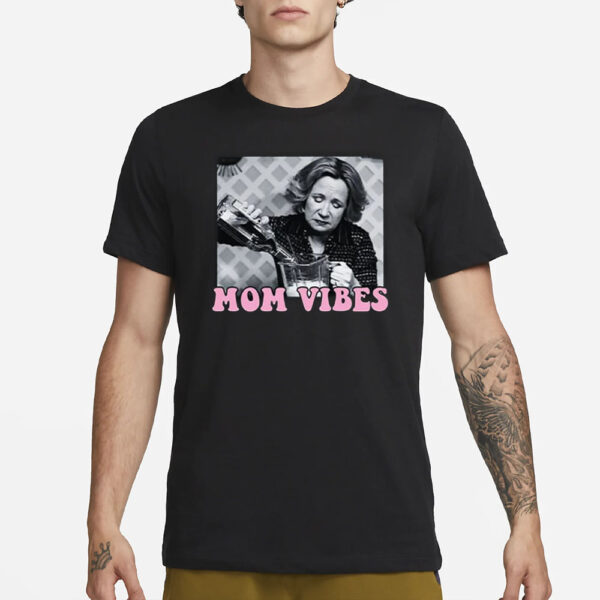 Kitty Foreman Mom Vibes T-Shirt1